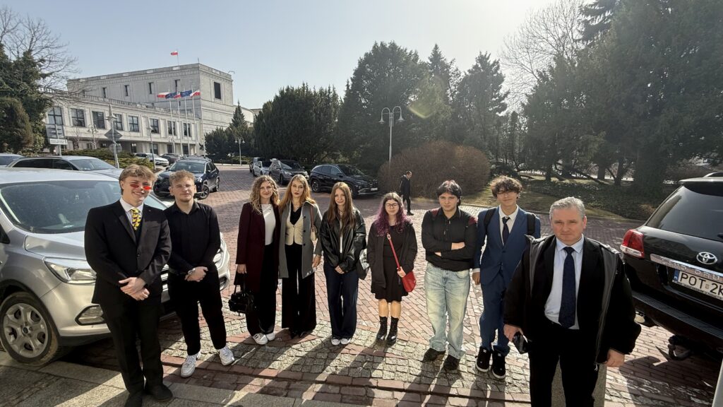 Przed budynkiem Sejmu.