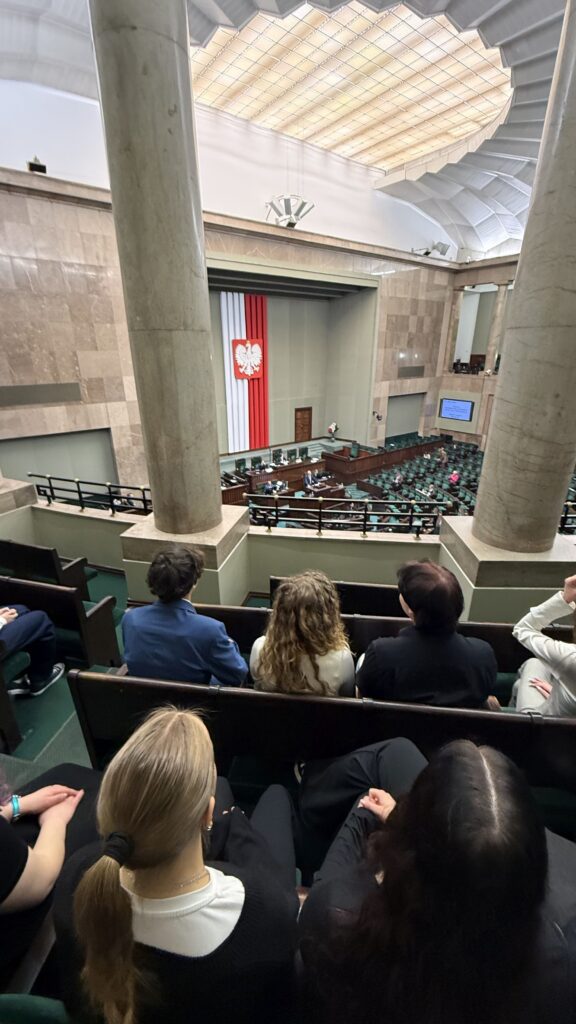 Młodzieżowa Rada Miasta na sejmowym balkonie.