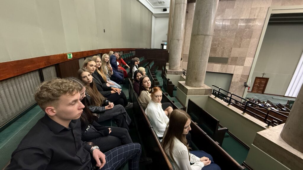 Młodzieżowa Rada Miasta na sejmowym balkonie.