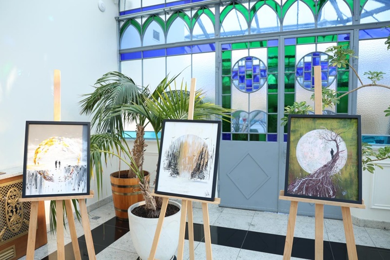 Obrazy na sztalugach w oranżerii SCK Zameczek