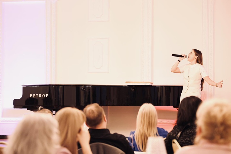 Wokalistka na scenie SCK Zameczek