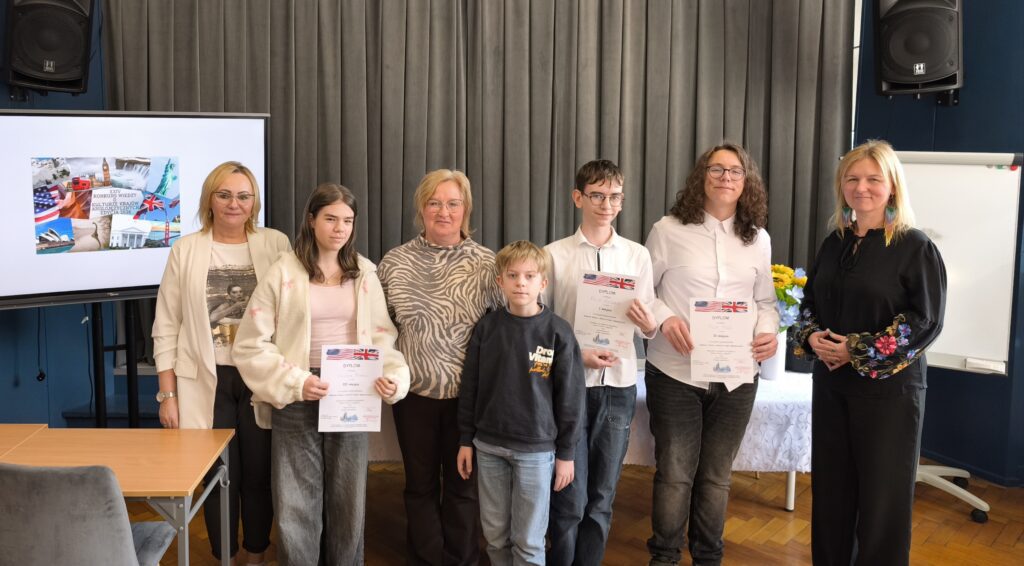 Pamiątkowe zdjęcie zwycięzców i organizatorów.