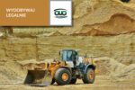 Ciężka koparko-ładowarka żółtego koloru w piaskowym wyrobisku. U góry hasło: "wydobywaj legalnie".