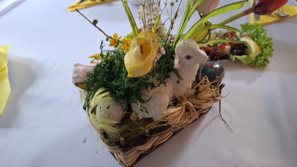 Ozdoba wielkanocna - baranek, kurczaki, jajka, rośliny.