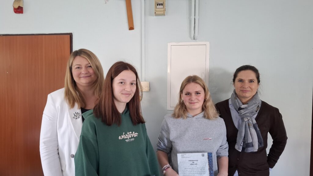 Cztery kobiety pozują do zdjęcia pamiątkowego.