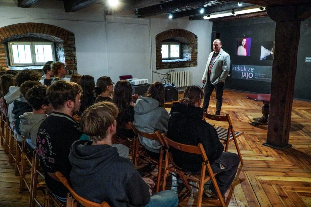 Wojciech Grzyb, dyrektor Muzeum Miejskiego rozmawia z młodzieżą