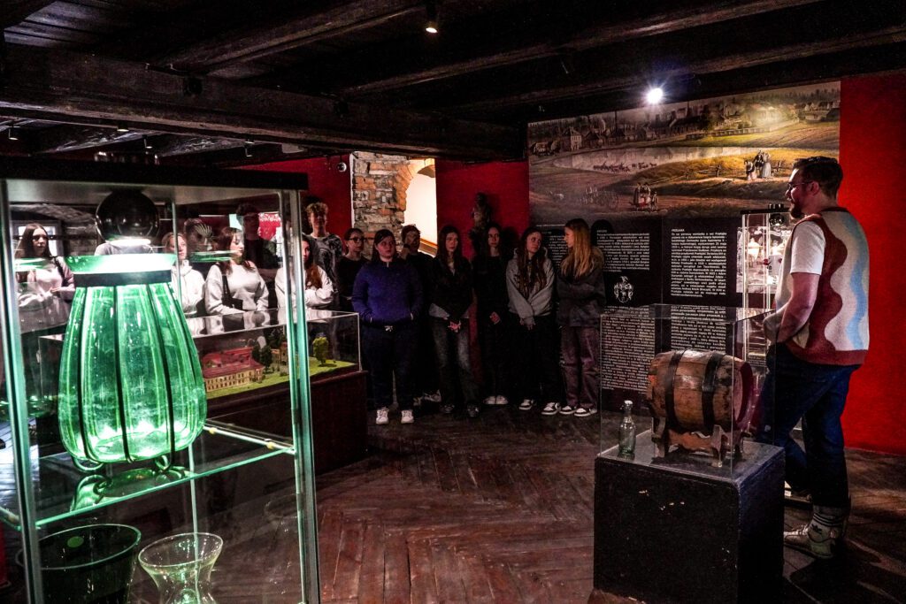 Młodzież podczas wizyty w muzeum