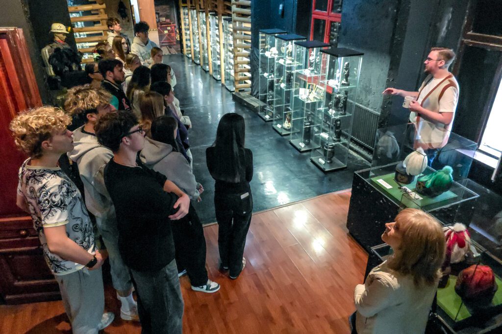 Młodzież podczas wizyty w muzeum