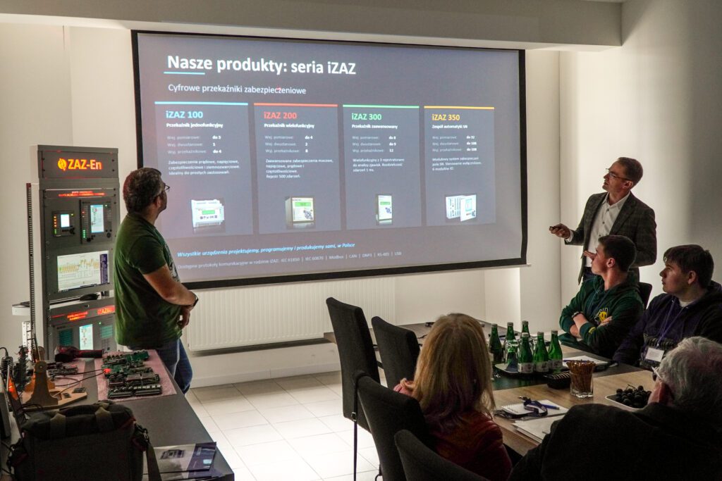 Prezentacja produktów iZAZ na dużym ekranie podczas spotkania z uczniami w firmie ZAZ-En.