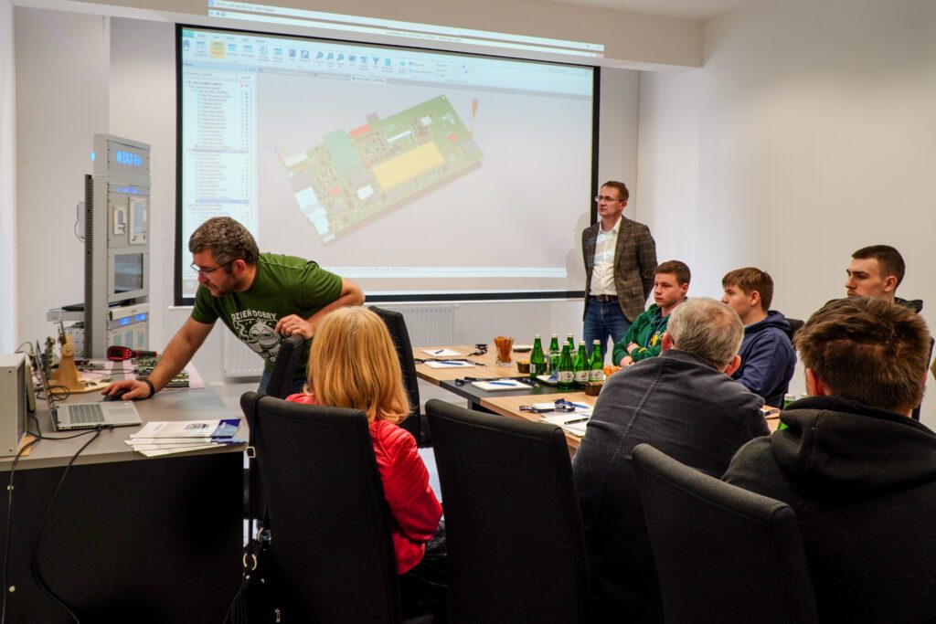 Prowadzący prezentuje slajd,a uczniowie obserwują