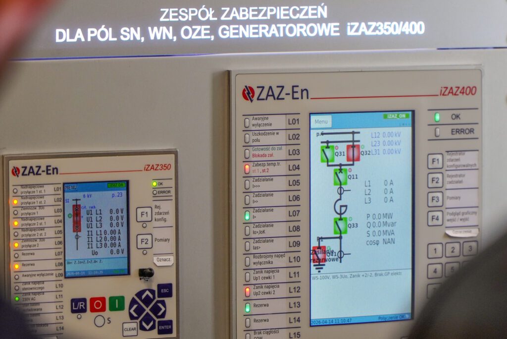 Zbliżenie na urządzenia firmy ZAZ-En z wyświetlaczem i przyciskami.