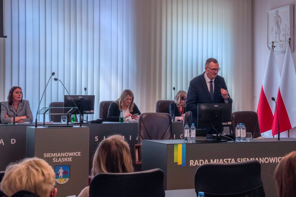 Przewodniczący Rady Miasta, Adam Cebula otwiera 30. sesję Rady Miasta