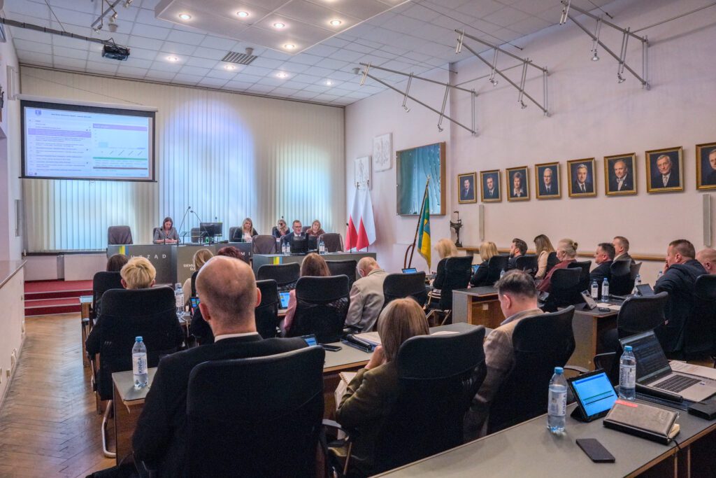 Radni na sali sesyjnej podczas obrad