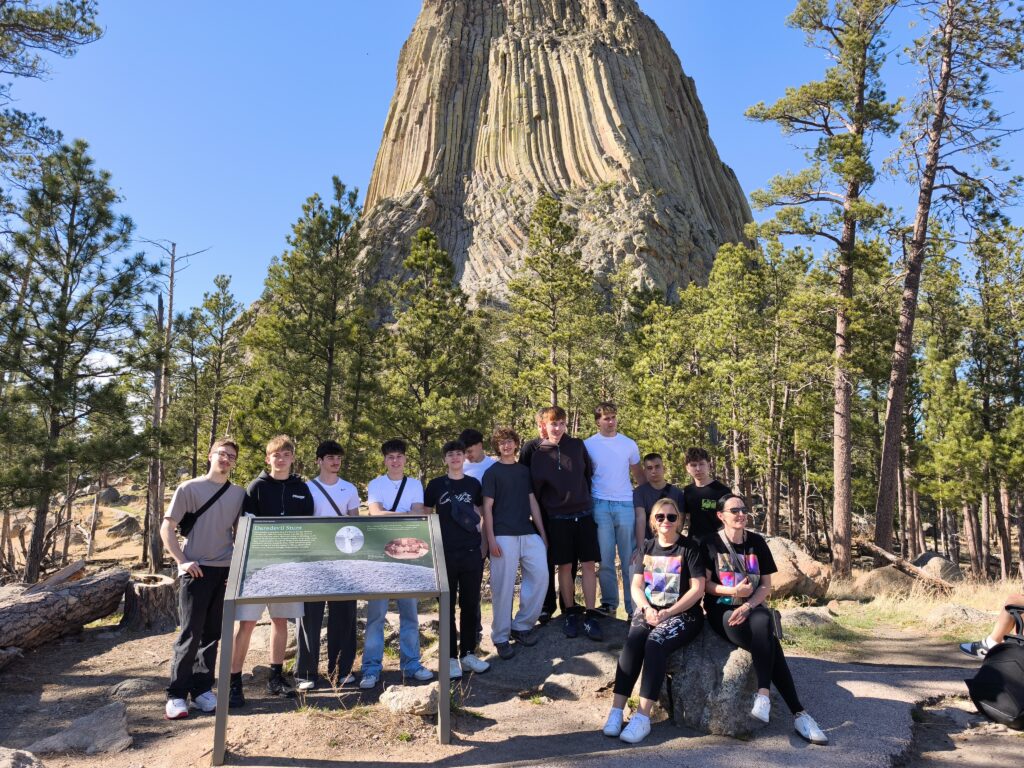 Grupa młodzieży z I LO pozuje przy Devil's Tower.