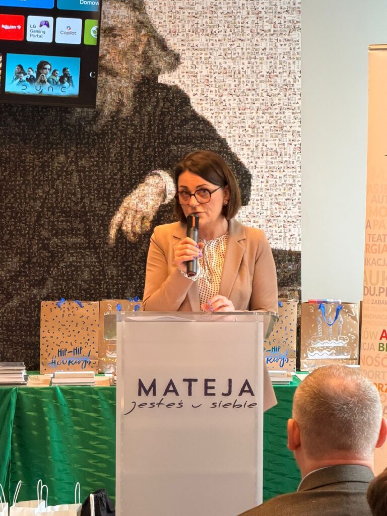 Dyrektor liceum wita uczestnikow i gosci w auli szkolnej