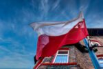 Flaga Polski powiewająca na wietrze