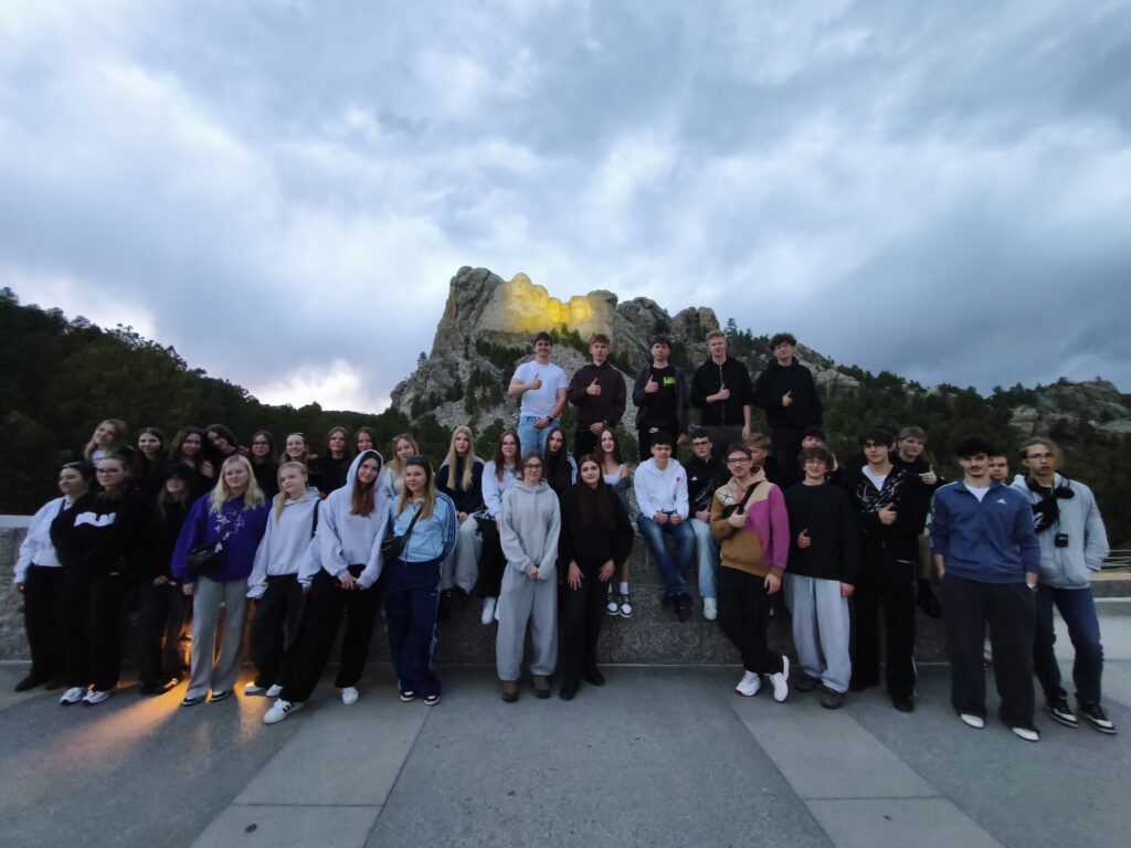 Pamiątkowe zdjęcie na tle Góry Rushmore.