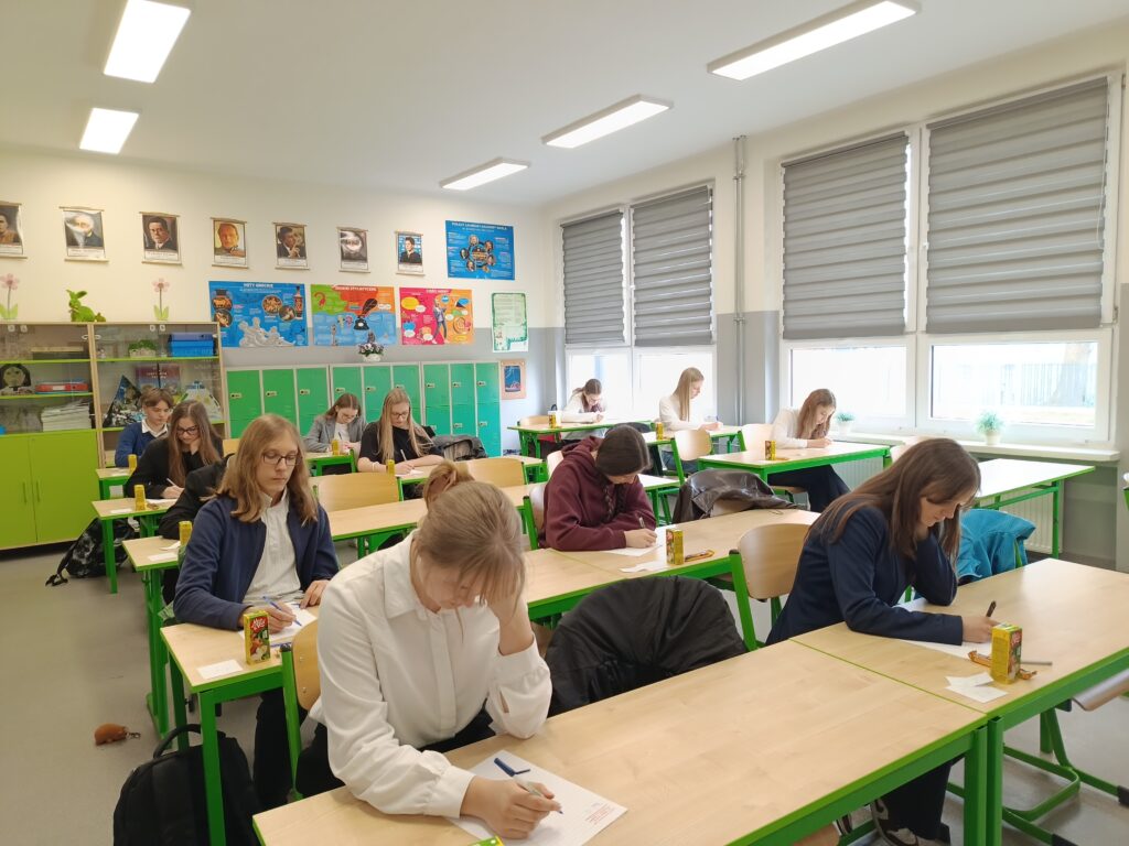 Uczestnicy konkursu ortograficznego piszą dyktando