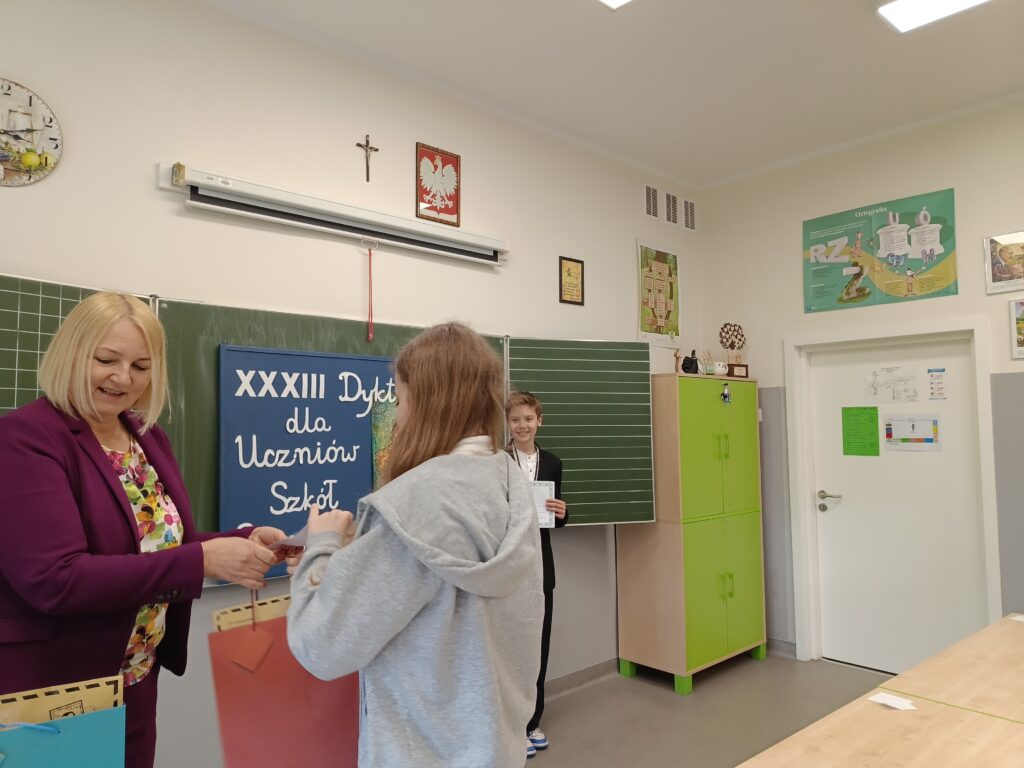 Dyrektor Bernadetta Cebula wręczająca nagrody