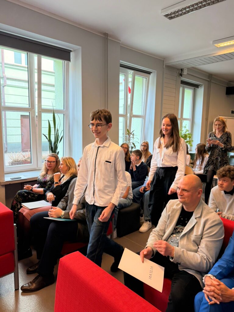 Laureaci odbierają nagrody w konkursie