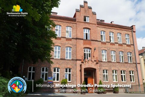 Budynek Miejskiego Ośrodka Pomocy Społecznej w Siemianowicach Śląskich z czerwonej cegły, widziany od frontu, otoczony zielenią. Na grafice widnieje napis informujący o przeniesieniu obsługi świadczeń do MOPS oraz logo miasta i ośrodka.