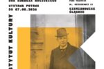 Plakat informujący o wystawie i prelekcji pt. „Człowiek w meloniku. Wojciech Korfanty”. W centralnej części znajduje się czarno-białe zdjęcie Wojciecha Korfantego w garniturze i charakterystycznym meloniku, wkomponowane w żółte i szare geometryczne kształty. Plakat zawiera również miejsce, datę i godzinę wydarzenia.
