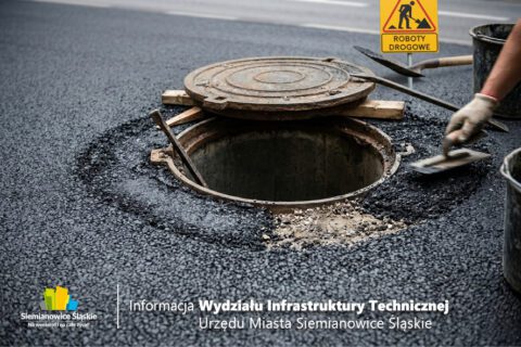 Otwarta studnia kanalizacyjna w jezdni podczas prac drogowych, obok widoczny znak „Roboty drogowe”. Zdjęcie ilustruje informację Wydziału Infrastruktury Technicznej Urzędu Miasta Siemianowice Śląskie o planowanych remontach wpustów i studni oraz możliwych utrudnieniach w ruchu na wybranych ulicach. 🚧