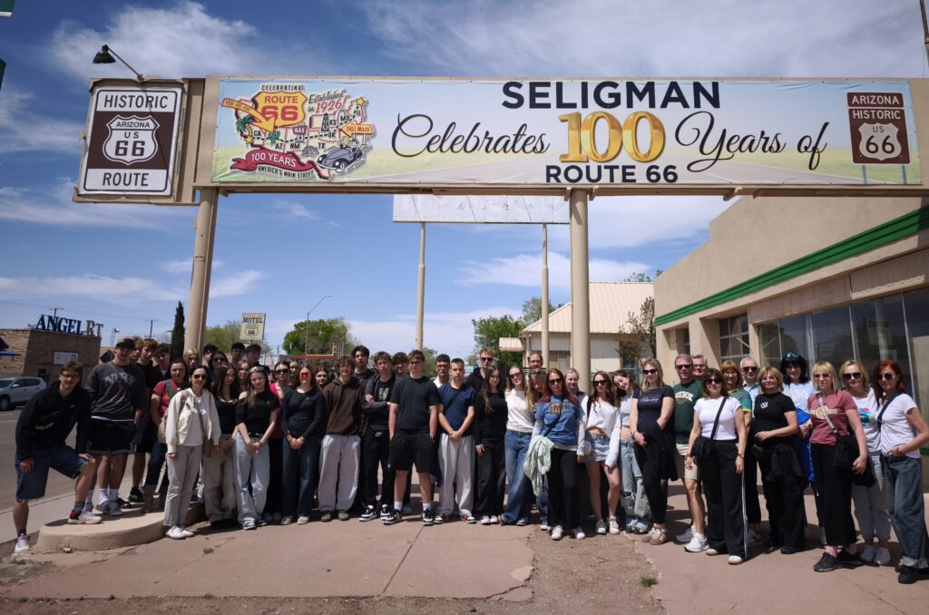 Seligman - pamiątkowe zdjęcie grupowe.