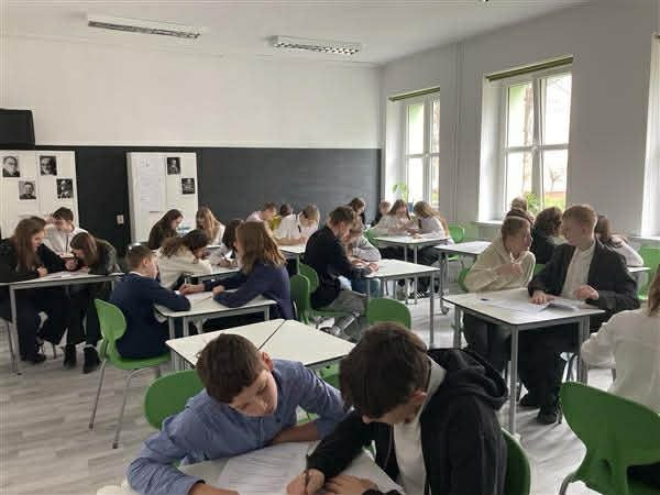 Uczestnicy rozwiązują zadania związane z Wojciechem Korfantym