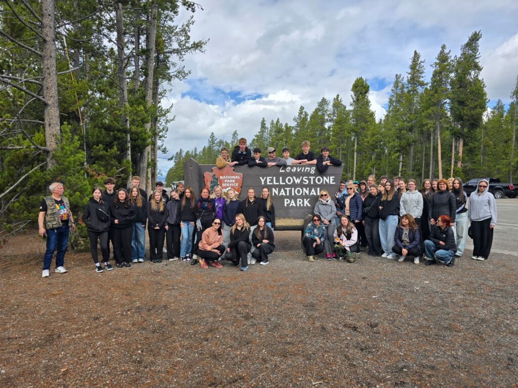Grupa młodych ludzi w parku Yellowstone.