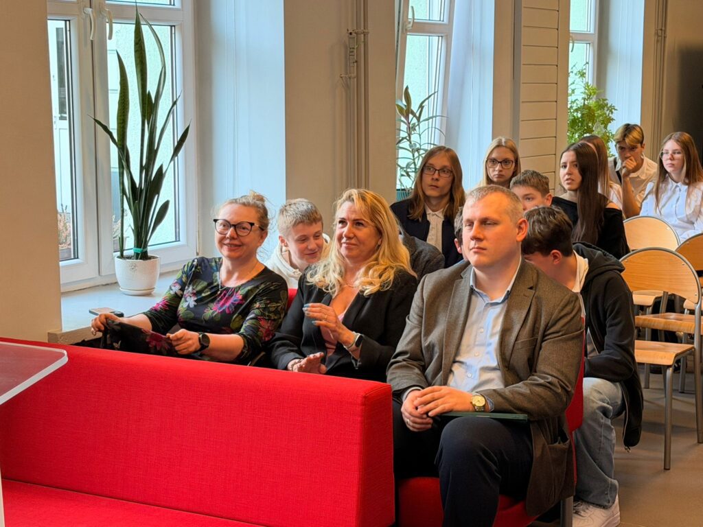 Zaproszeni uczestnicy i goście w auli podczas spotkania