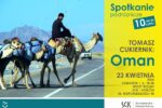 Plakat promujący spotkanie podróżnicze poświęcone Omanowi. Grafika podzielona jest na dwie części. Po lewej stronie znajduje się zdjęcie przedstawiające mężczyznę jadącego na wielbłądzie po asfaltowej drodze. Obok niego idą dwa kolejne wielbłądy objuczone bagażami. W tle widoczne są góry o surowym, skalistym charakterze oraz fragment drogi z nadjeżdżającym samochodem. Po prawej stronie, na żółtym tle, umieszczono informacje tekstowe: „Spotkanie podróżnicze”, „10-lecie cyklu” oraz nazwisko prowadzącego – Tomasz Cukiernik. Poniżej podano szczegóły: 23 kwietnia 2026 roku (czwartek) o godzinie 18:00 w SCK - Bytków przy ul. Niepodległości 45. Wstęp jest wolny