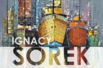 Plakat promujący wernisaż wystawy Ignacego Sorka w SCK- Zameczek. Centralnym elementem grafiki jest malarska ilustracja przedstawiająca kilka dużych statków zacumowanych obok siebie w porcie. Statki mają intensywne kolory – żółty, pomarańczowy, czerwony i zielony – a ich odbicia widoczne są w wodzie na dole obrazu. W tle znajdują się zarysowane w sposób szkicowy elementy miejskiej zabudowy, przypominające portowe magazyny i konstrukcje. Na środku plakatu umieszczono duży napis z imieniem i nazwiskiem artysty „Ignacy Sorek”. Poniżej znajdują się informacje o miejscu i godzinie wydarzenia