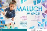 Plakat promujący warsztaty plastyczne pt. „Maluch w akcji”. W lewej części znajduje się zdjęcie małego dziecka z wysoko upiętym koczkiem, które siedzi na podłodze i maluje pędzlem na białym arkuszu papieru. Wokół dziecka stoją małe słoiczki z kolorowymi farbami. Prawa strona grafiki oraz jej brzegi ozdobione są geometrycznymi kształtami w odcieniach niebieskiego i różu.