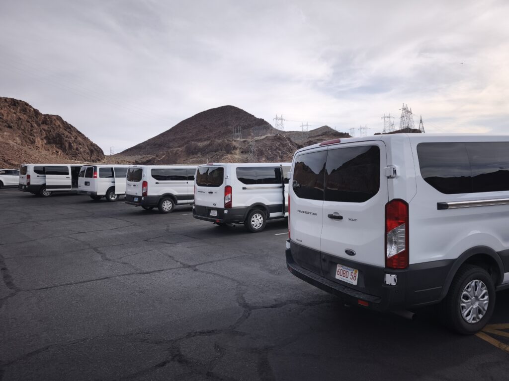 Zdjęcie białych busików na parkingu.