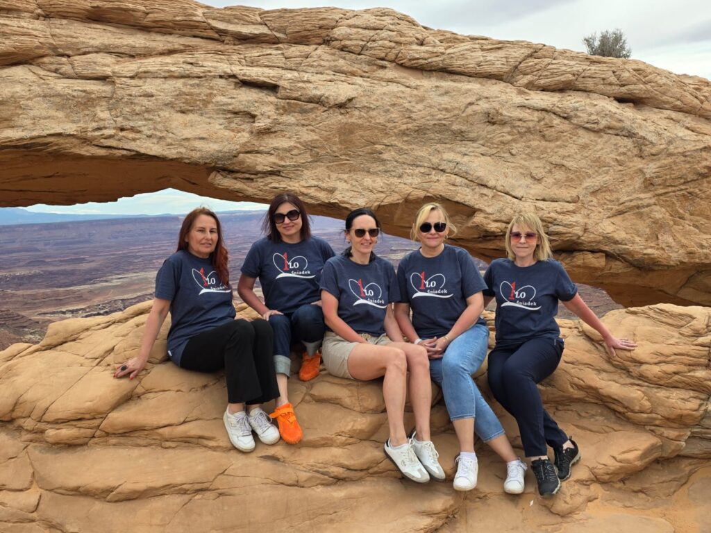 Opiekunowie w koszulkach firmowych.