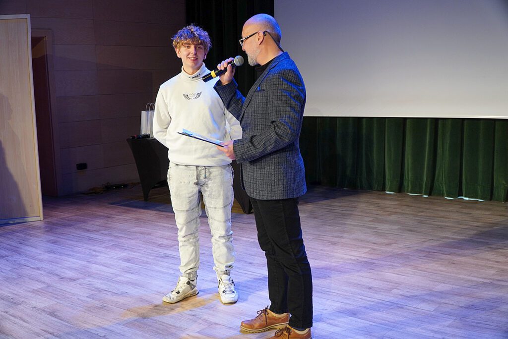 Dawid Hemka, jeden z laureatów konkursu i Rafał Jakoktochce, prowadzący gale.