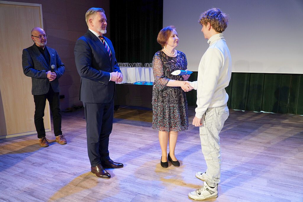 Anna Sobieraj i Adam Skowronek gratulują laureatom konkursu.