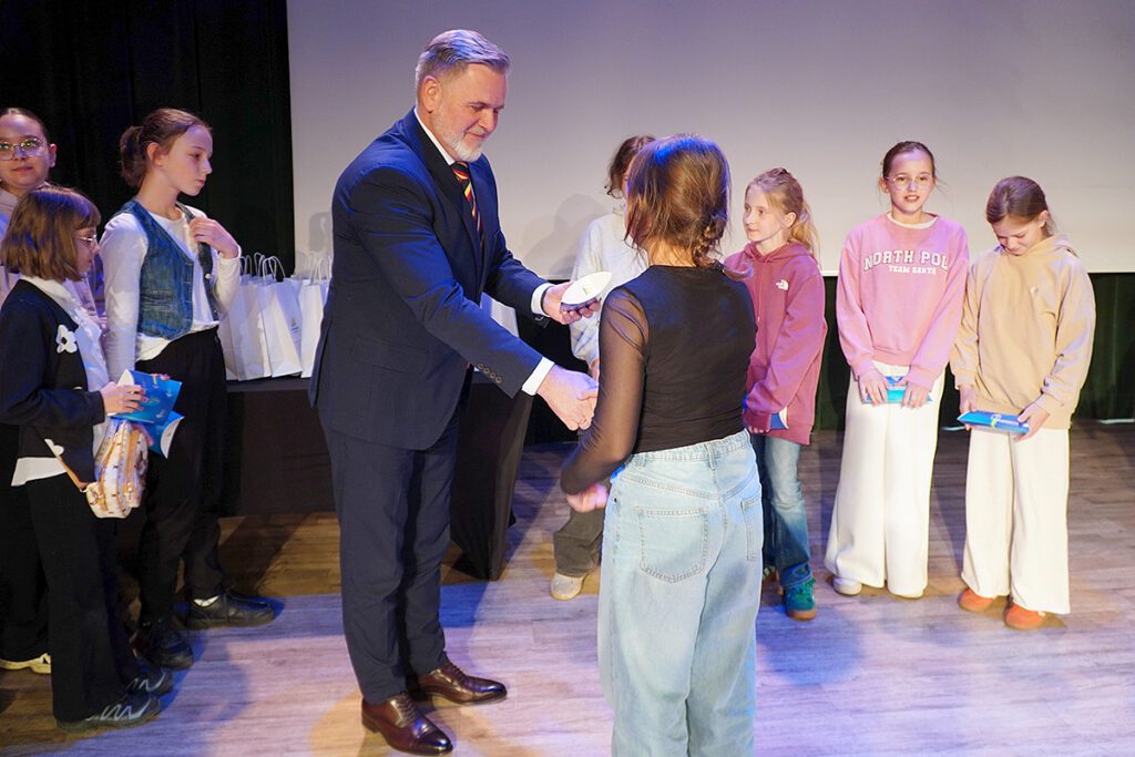 Laureaci konkursu #ZostańSigmą, #NieOceniaj odebrali nagrody z rąk sekretarza miasta.