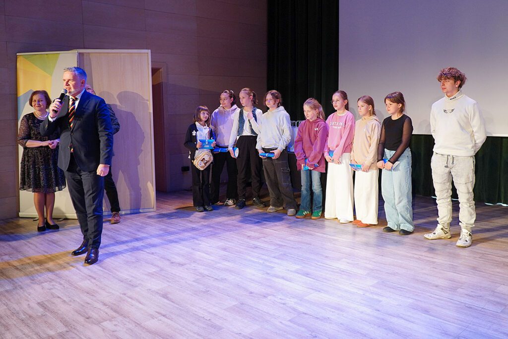 Laureaci konkursu #ZostańSigmą, #NieOceniaj odebrali nagrody z rąk sekretarza miasta.