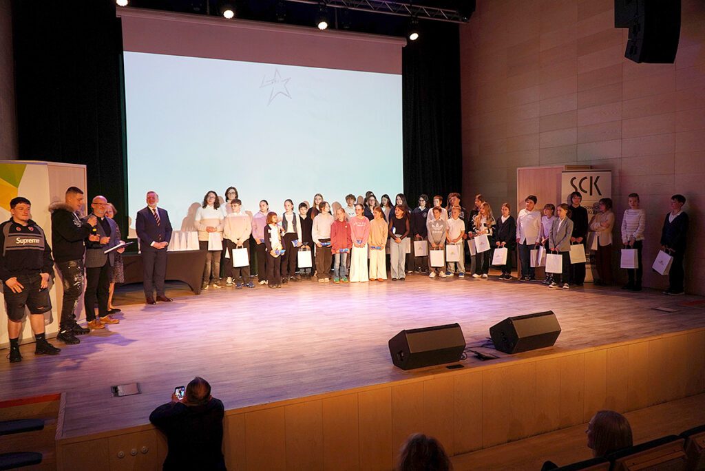 Scena w Sali Widowiskowej SCK Park Tradycji. Stoją na niej siemianowickie Sigmy.