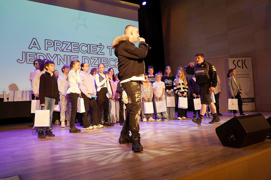 Laureaci konkursu z Lokim na scenie.