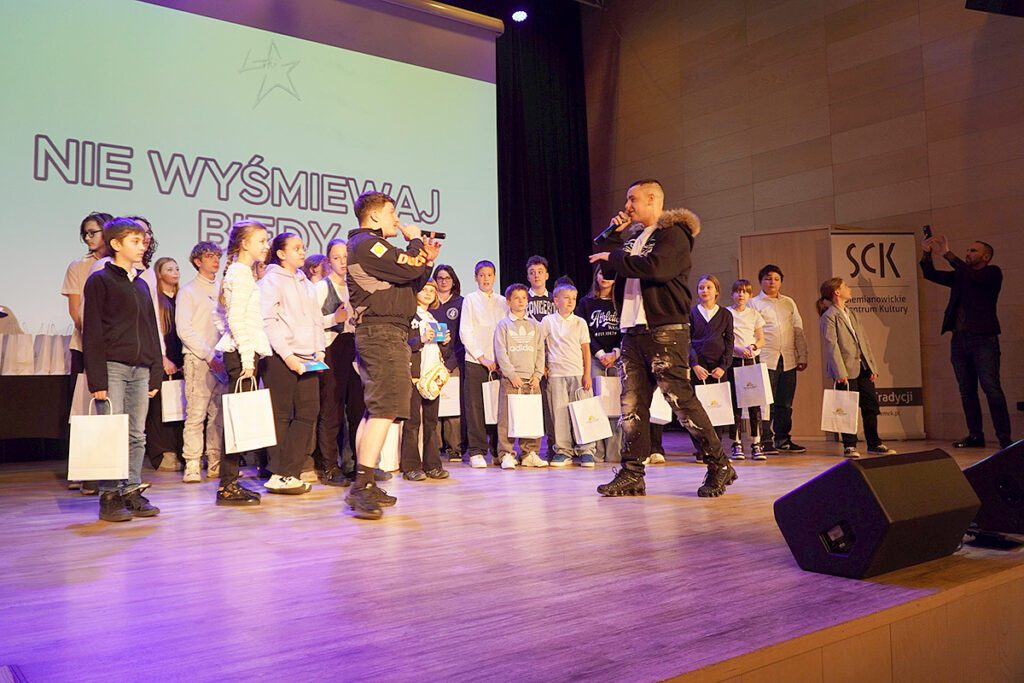 Laureaci konkursu z Lokim na scenie.