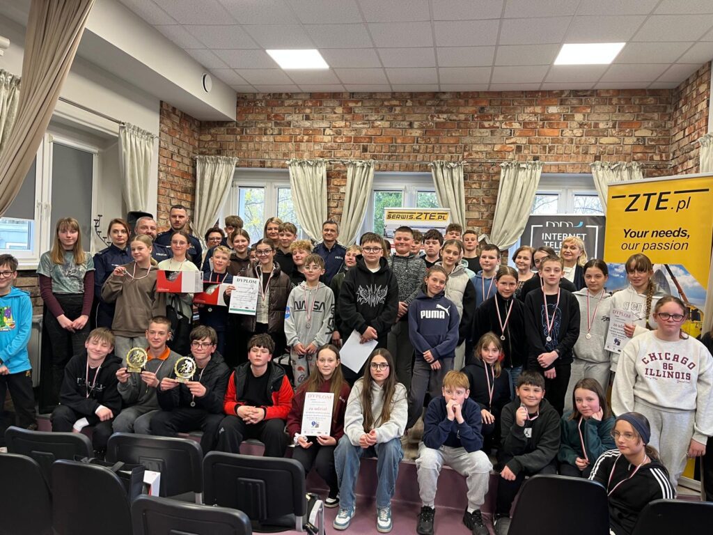 Uczestnicy turnieju z dyplomami i medalami