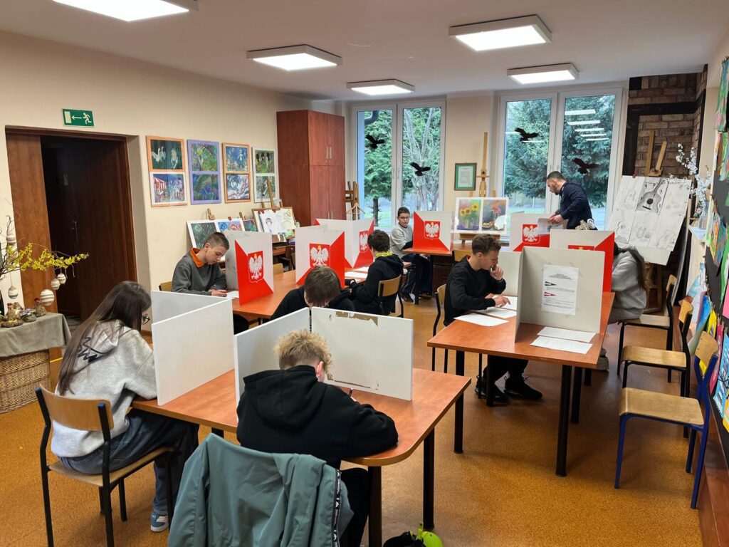 Część teoretyczna – uczniowie rozwiązują test wiedzy z przepisów ruchu drogowego