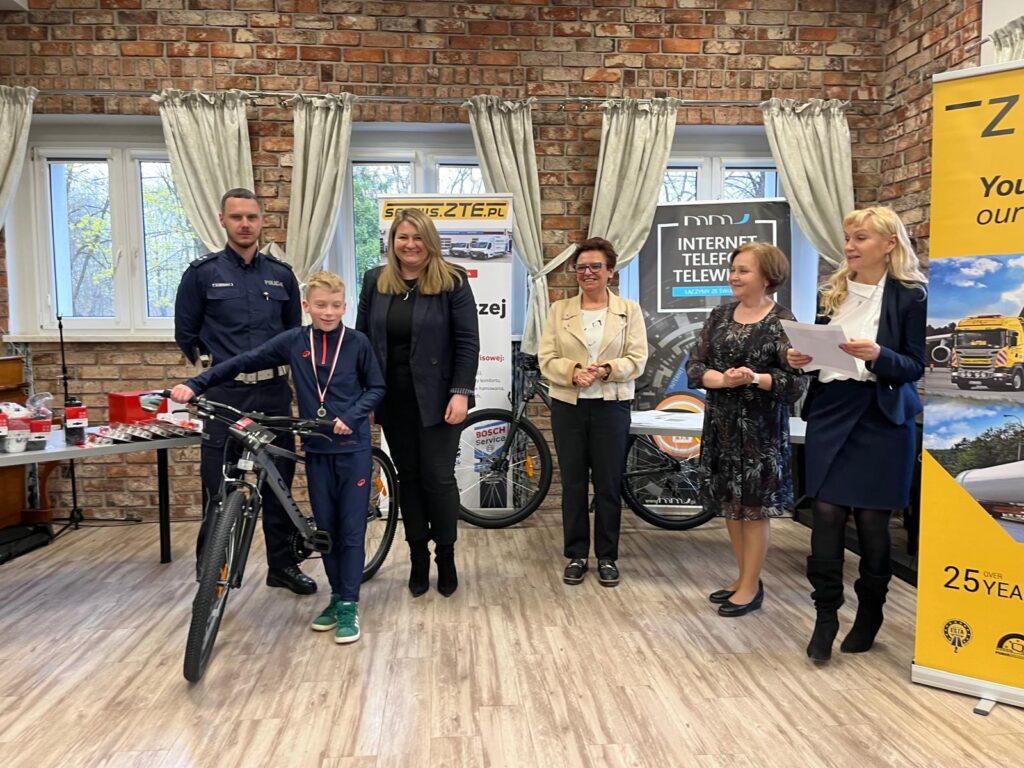 Beata Gałecka, Drugi Zastępca Prezydenta Miasta, Anna Sobieraj, Naczelnik Wydziału Edukacji i Joanna Książek-Gul, Dyrektor MDK Jordan wraz z organizatorami turnieju