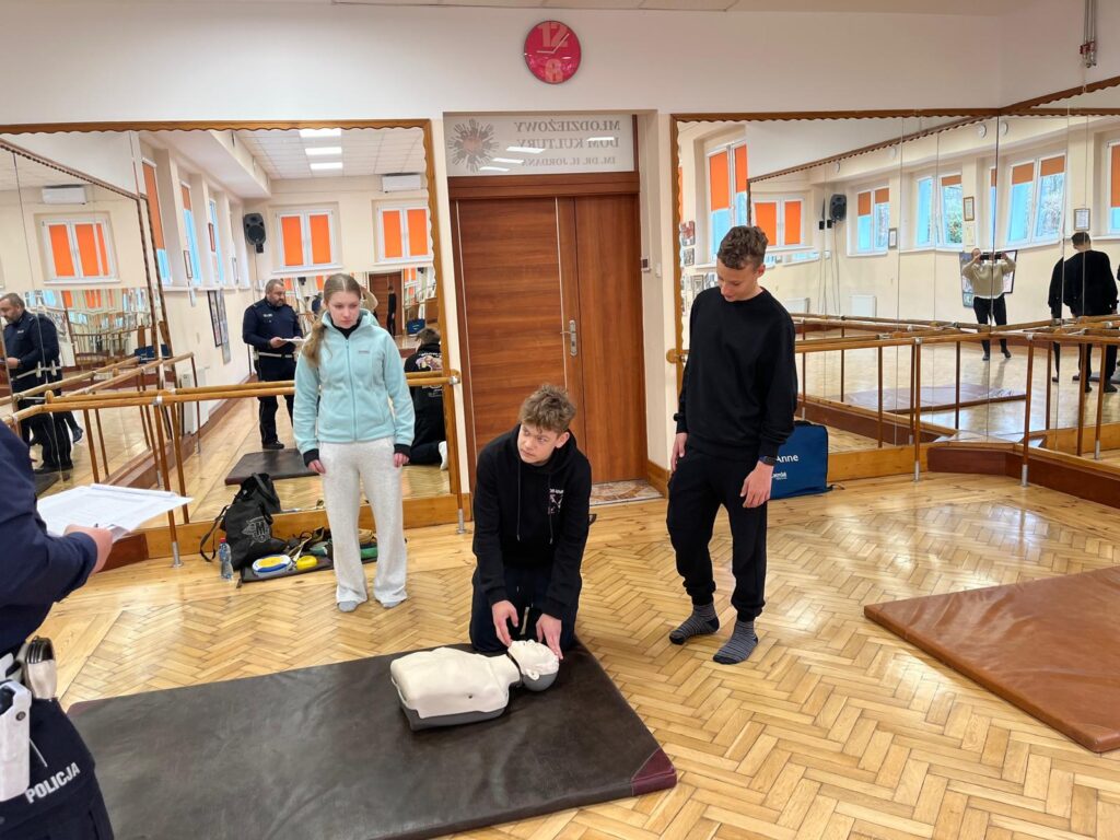 Uczestnicy konkursu podczas konkurencji z udzielania pierwszej pomocy