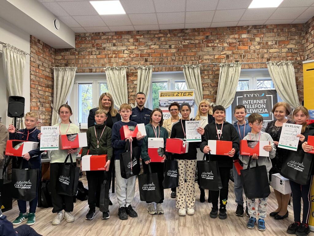 Finaliści turnieju z dyplomami i medalami wraz z Beatą Gałecką – Drugim Zastępcą Prezydenta Miasta, Joanną Książek-Gul – Dyrektor MDK „Jordan”, Anną Sobieraj – Naczelnik Wydziału Edukacji oraz organizatorami turnieju.