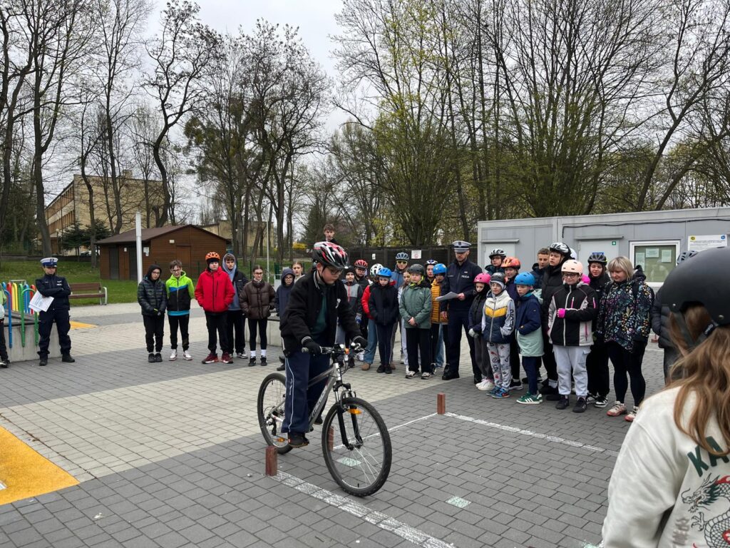 Uczestnicy konkursu podczas jazdy na rowerze