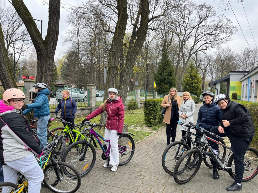 Uczestnicy konkursu podczas części praktycznej – jazda na rowerze